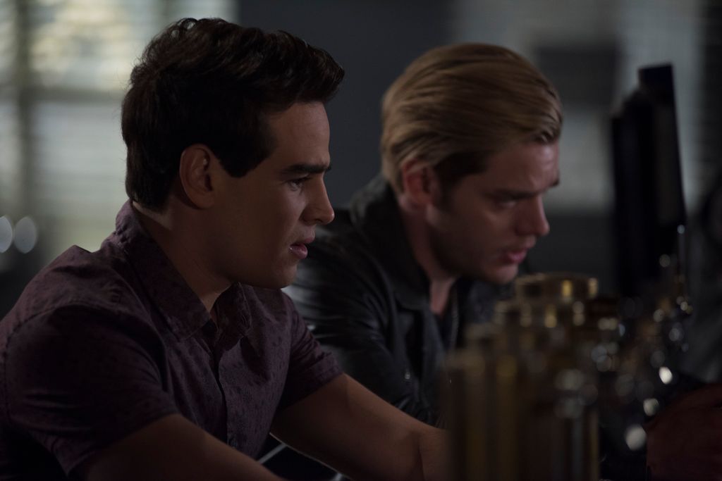 ALBERTO ROSENDE, DOMINIC SHERWOOD IN A STILL FROM SHADOWHUNTERS