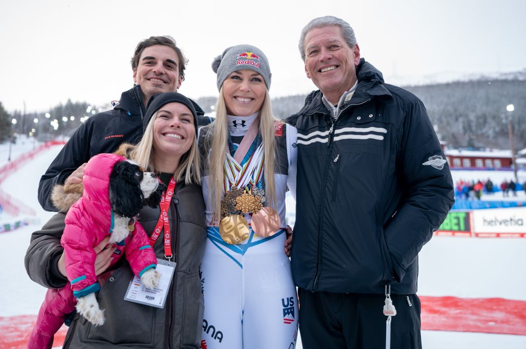 Lindsey Vonn avec son frère Reed Kildow, sa sœur Karin Kildow, sa chienne Lucy et son père Alan Kildow sur le site de ski