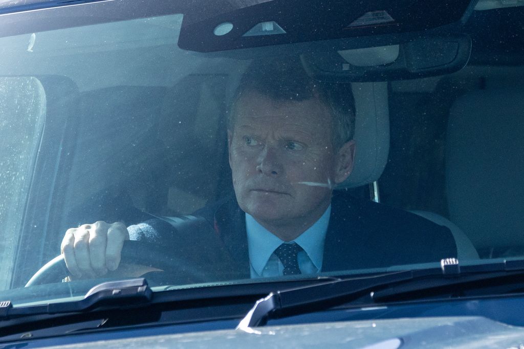 Andrew Mountbatten-Windsor fait face à la plus grande allusion à ce jour selon laquelle il sera retiré de la ligne de succession 1 Richard Benyon, Lord Chamberlain de la Maison Royale, quitte Wood Farm sur le domaine de Sandringham