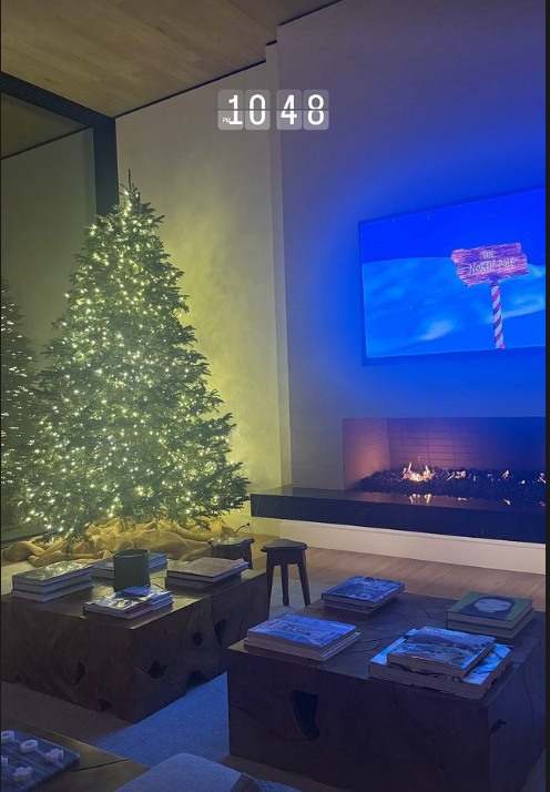 Screenshot of Kourtney Kardashian's Christmas tree at home with Travis Barker 