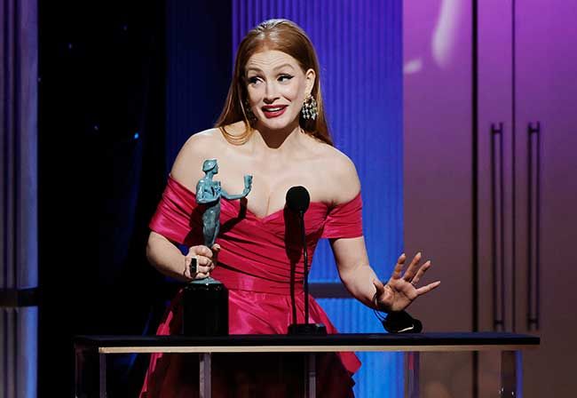 Jessica Chastain accepting her SAG Award