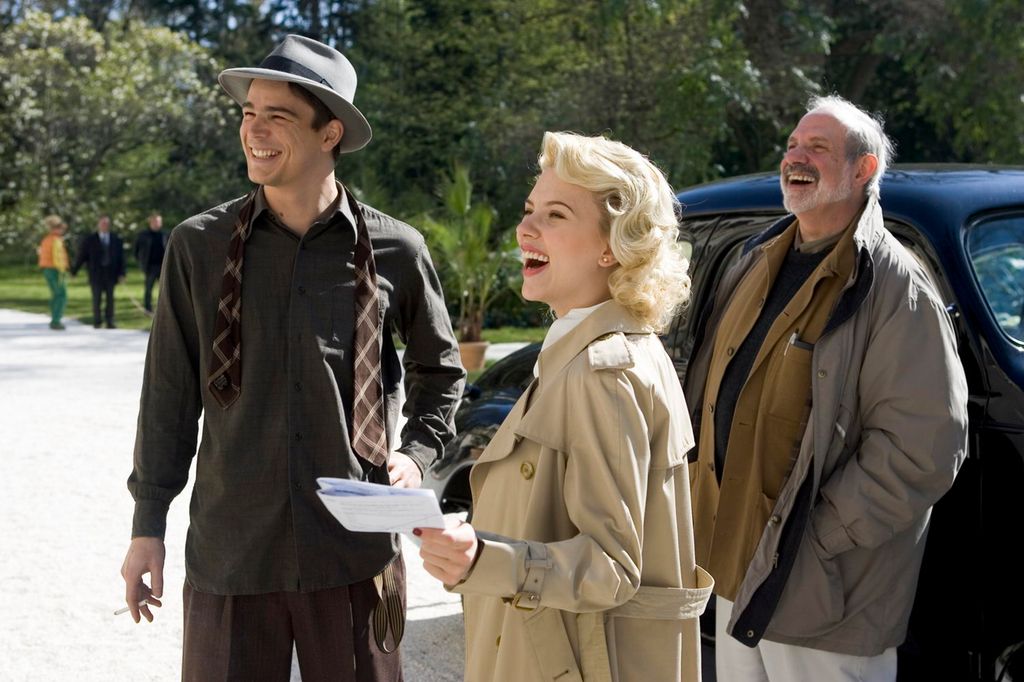 Josh Hartnett, Scarlett Johansson and Brian de Palma on the of "The Black Dahlia" laughing 
