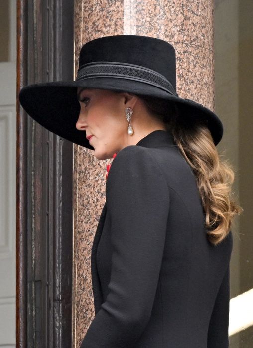 kate middleton wearing hair in a ponytail with a hat