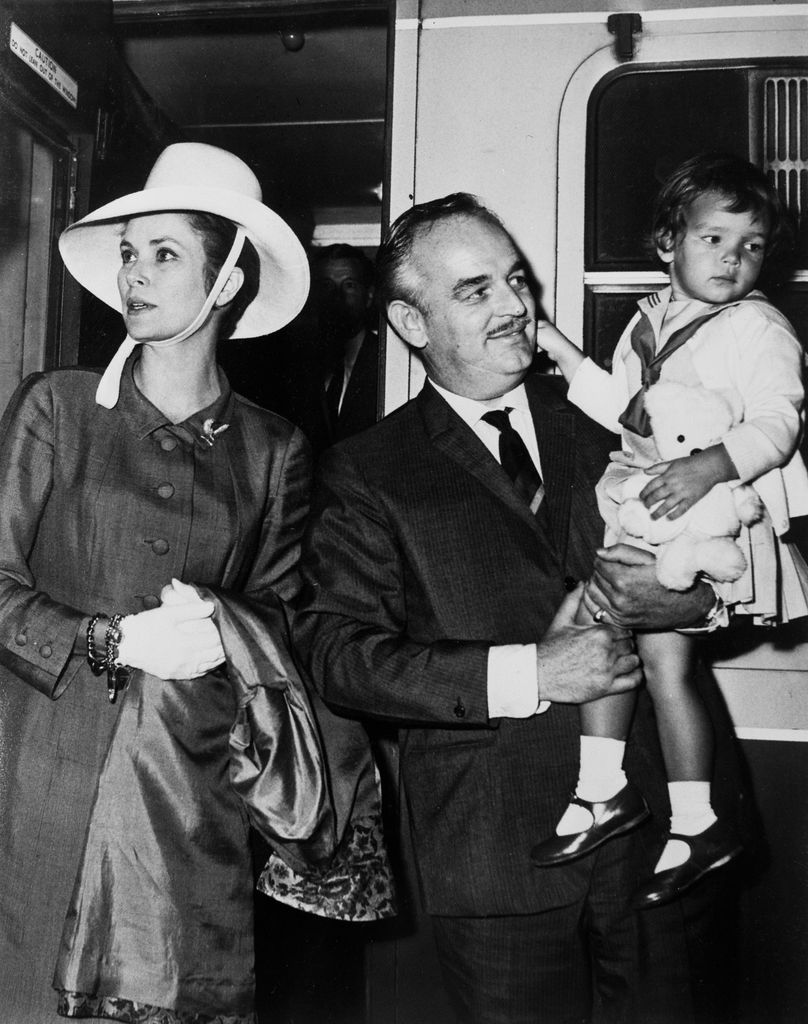 A l'embarquement de Liverpool, la princesse Grace, le prince Rainier et dans ses bras la petite princesse StÃ©phanie, Ã  Liverpool, Royaume-Uni, le 6 juillet 1967. (Photo by KEYSTONE-FRANCE/Gamma-Rapho via Getty Images)