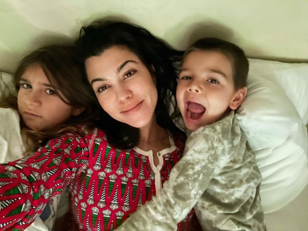 Kourtney Kardashian in bed with daughter Penelope and son Reign