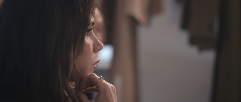 Victoria Beckham green ring on index finger