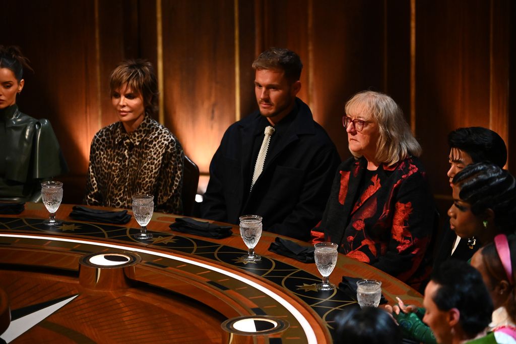 Donna, la mère de Travis Kelce, a du mal à retenir ses émotions alors que deux co-stars des Traitors s'affrontent à ses côtés 2 Lisa Rinna, Colton Underwood, Donna Kelce, Eric Nam, Monet X Change