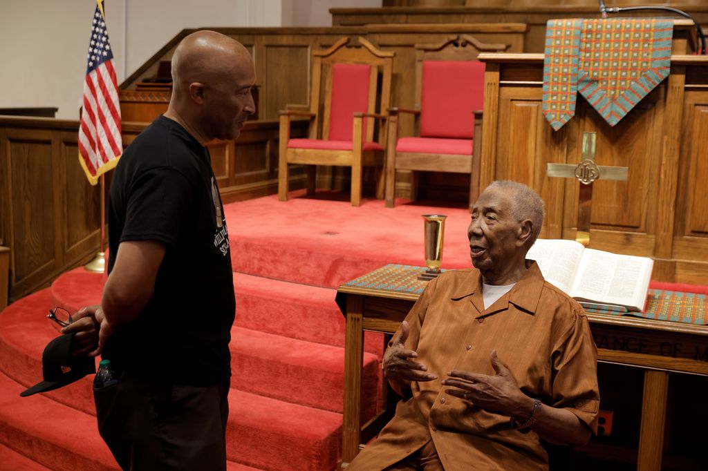 Bill Greason speaks with former San Francisco Giant Randy Winn