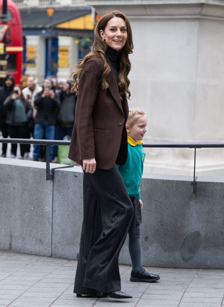 Mulher usando terno de calça e blazer marrom