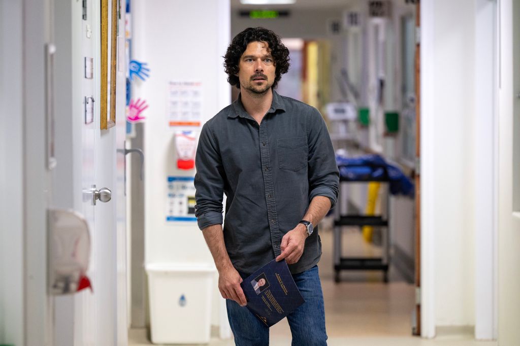 Martin Scarsden (LUKE ARNOLD) 