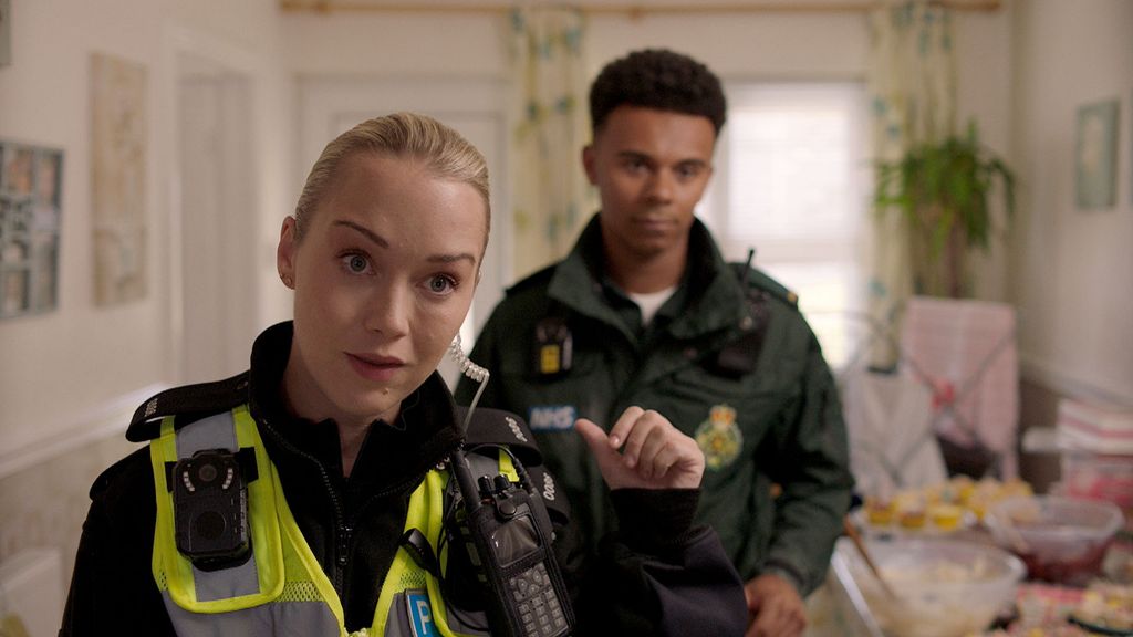 Photo de Hannah Traylen et Milo Clarke dans Casualty
