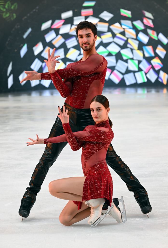 Les médaillés d'or en patinage artistique des Jeux olympiques d'hiver de 2022, Gabriella Papadakis et Guillaume Cizeron de l'équipe de France assistent au photocall et à la première de "Holiday On Ice - Un nouveau jour" à l'Olympiahalle le 16 février 2023 à Munich, Allemagne