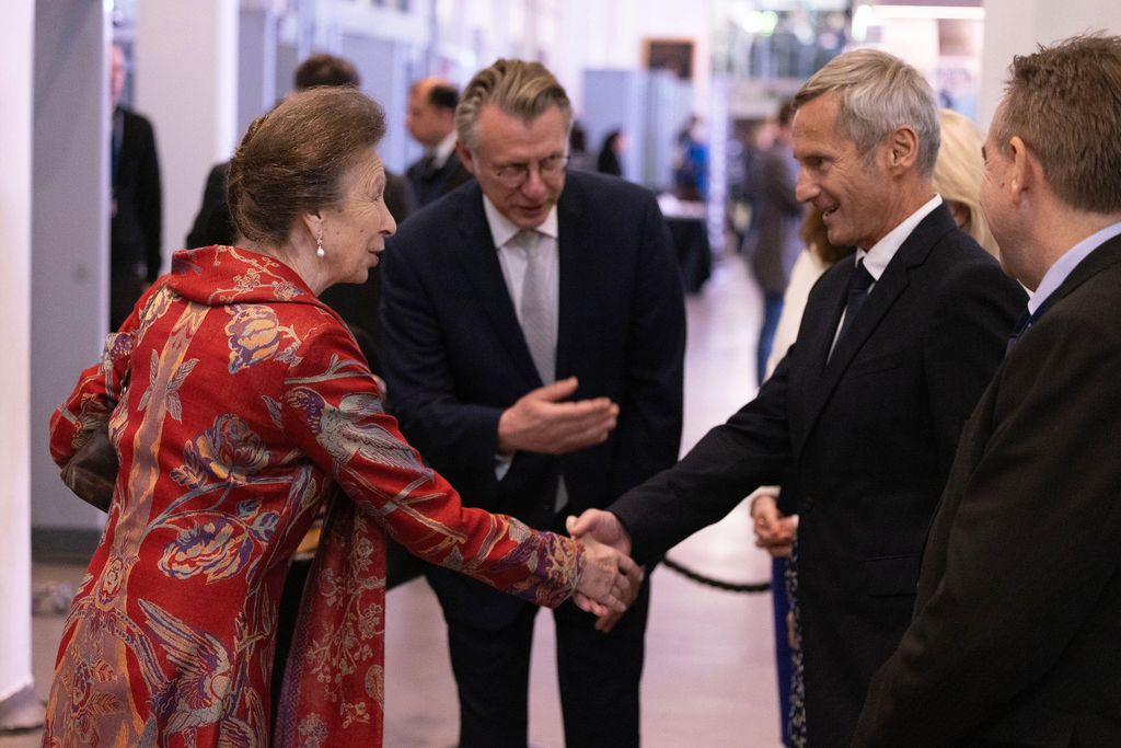 Putri Kerajaan berjabat tangan dengan Alfred Hudler dari Sekolah Berkuda Spanyol 