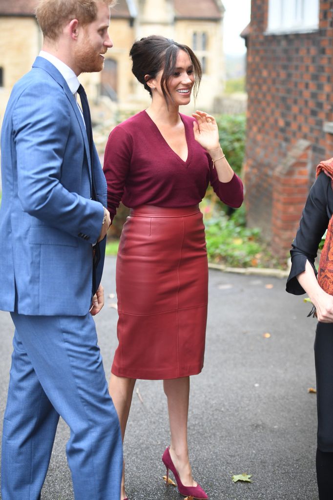 Meghan com saia de couro vermelha para o Castelo de Windsor 