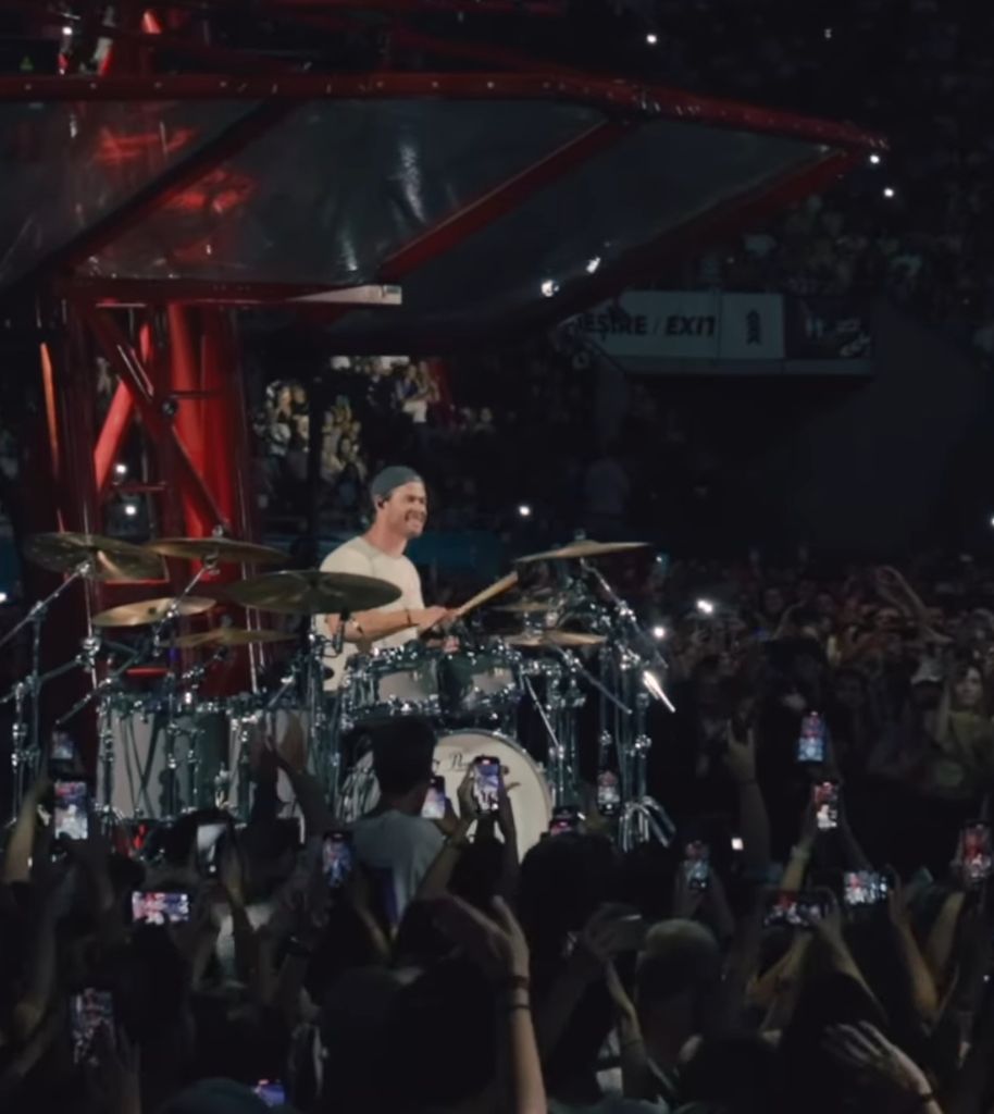 Chris Hemsworth plays drums at an Ed Sheeran concert