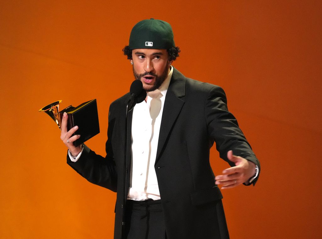 photo de Bad Bunny sur scène avec un Grammy Award