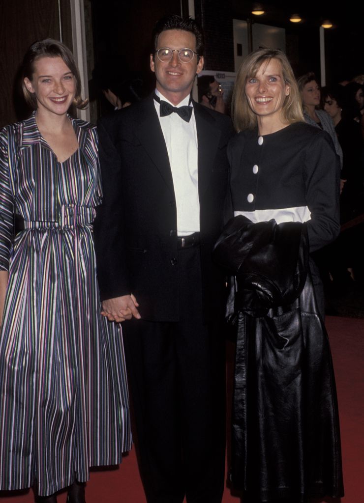 Rencontrez les trois enfants et l'ex-femme de Robert Carradine 4 Robert Carradine, sa fille Ever Carradine et sa femme Edie Mani participant à la 13e édition des Cable ACE Awards le 12 janvier 1992 au Pantages Theatre à Hollywood, Californie