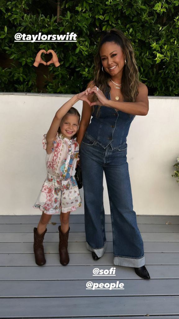 NCIS Hawai'i's Vanessa Lachey twins with lookalike daughter for long(01)