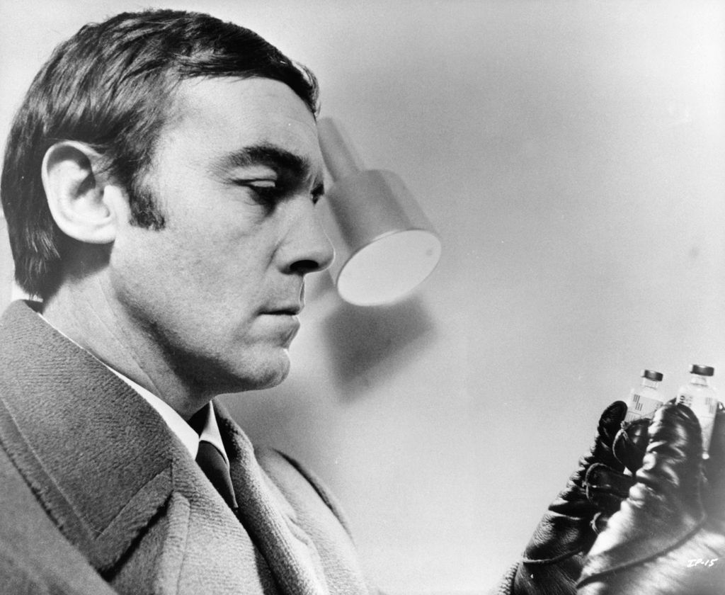 Image en noir et blanc de Michael Jayston dans une photo de film