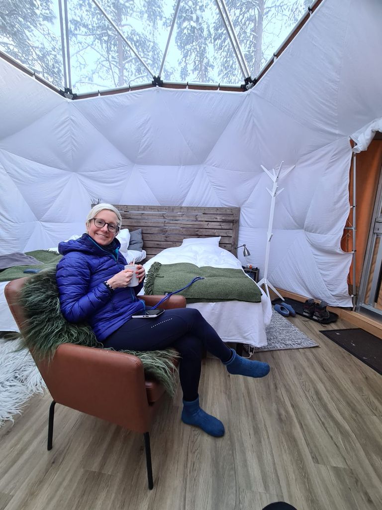 Femme assise dans une tente dans le cercle arctique