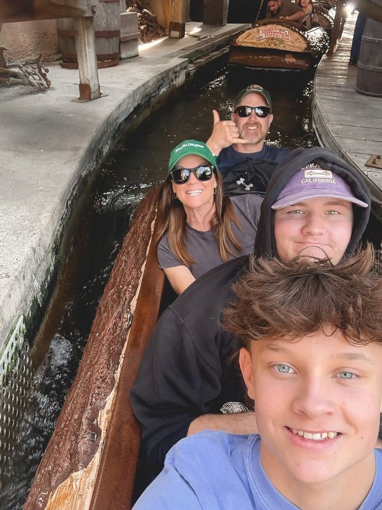 leslie davis fiancé two sons log ride