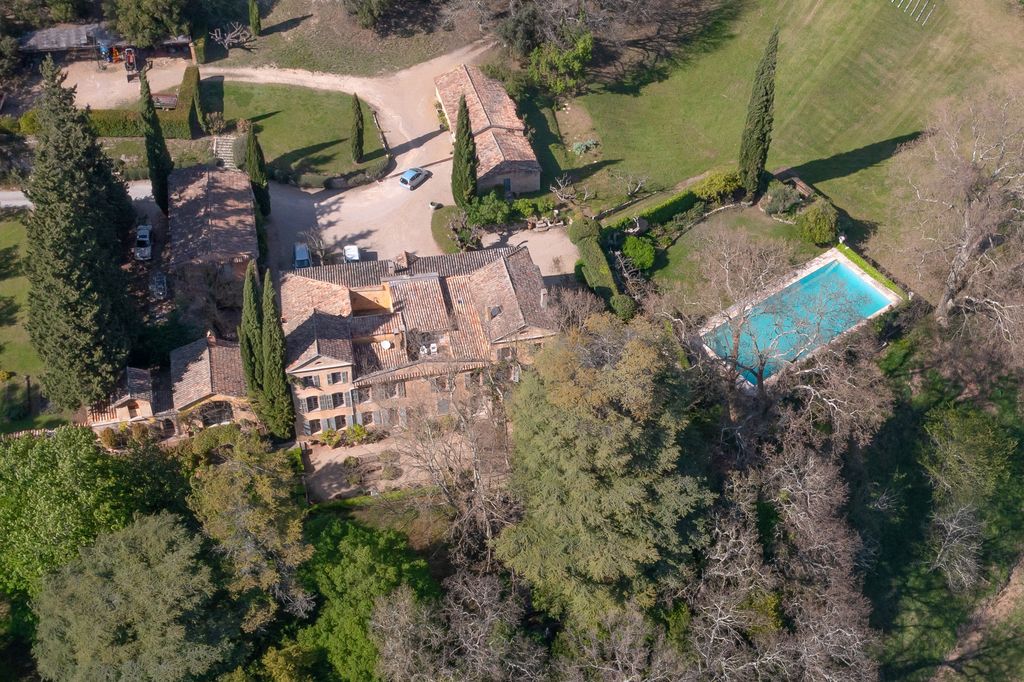 The Clooney's multi-million dollar mansion sits on a wine estate, and comes with sprawling lawns and a swimming pool