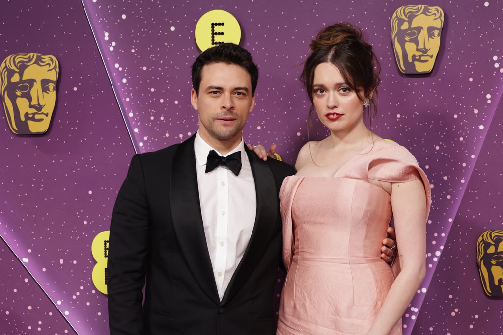 Adam Long et Aimee Lou Wood assistent aux EE BAFTA Film Awards 2026 au Royal Festival Hall 