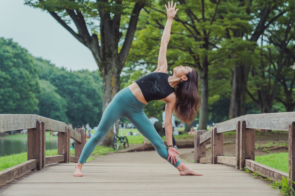 triangle pose yoga for knee pain