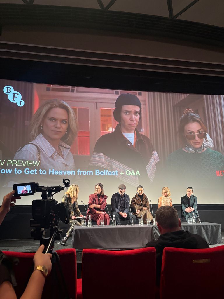 Notre soirée avec la Derry Girl originale alors qu'elle lance son nouveau spectacle mystère sur la quarantaine, Comment se rendre au paradis depuis Belfast 5 Un grand écran de cinéma dans le cinéma BFI avec les acteurs devant