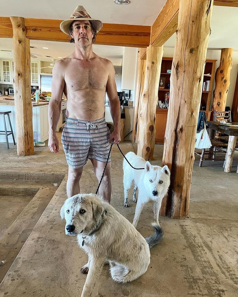 James avec deux chiens à la maison