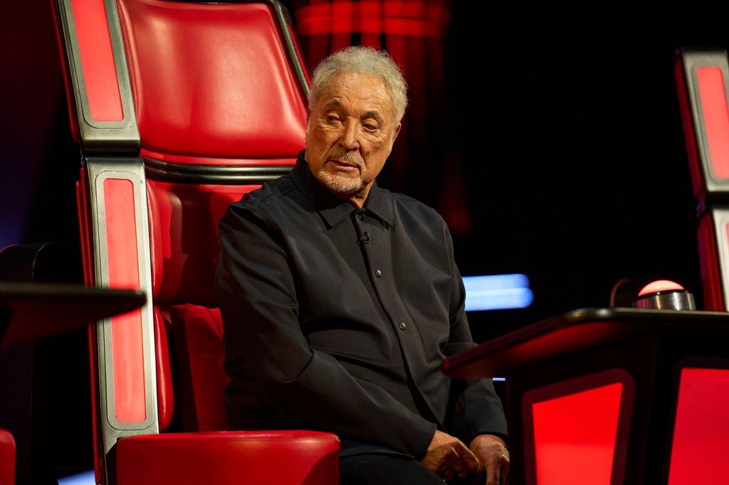 Tom jones in red chair on the voice