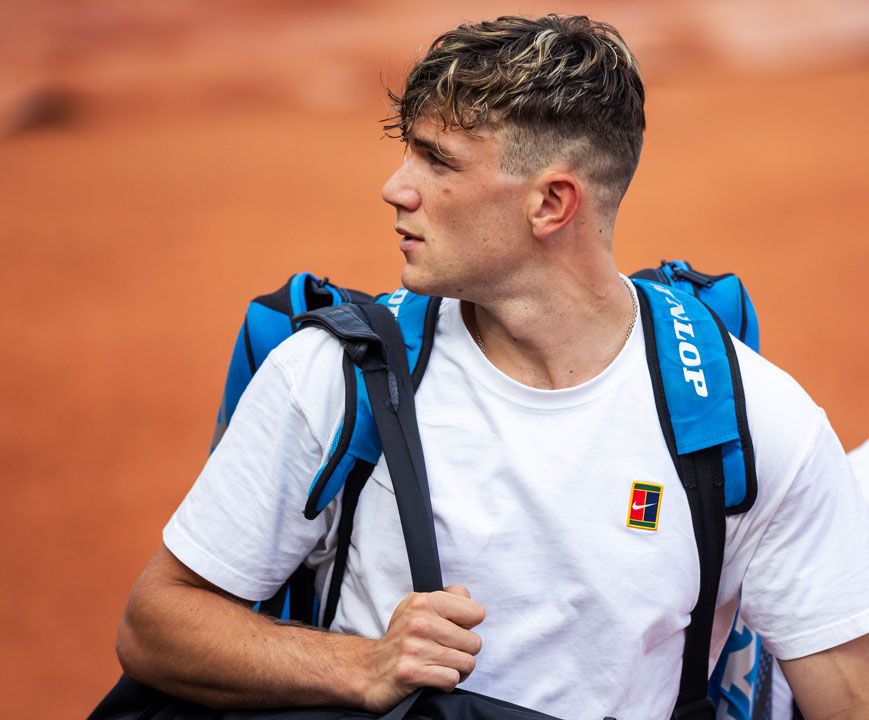 jack draper on clay tennis court