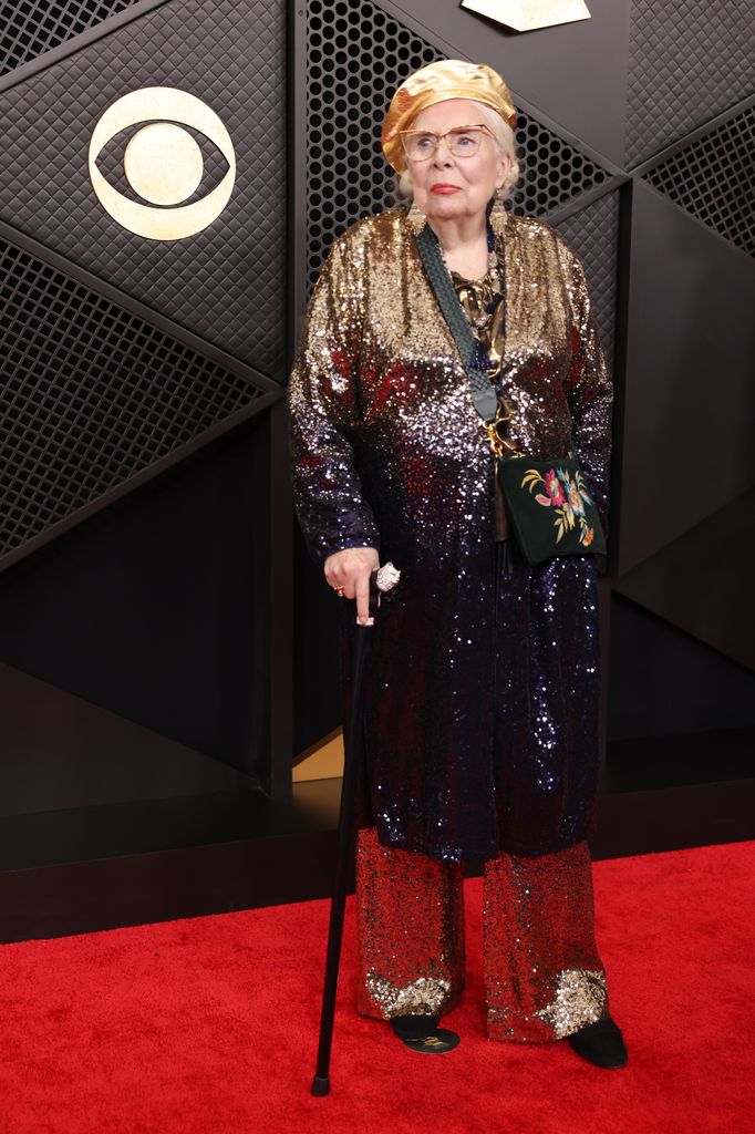 Joni Mitchell arrive sur le tapis lors de la 68e cérémonie des Grammy Awards 