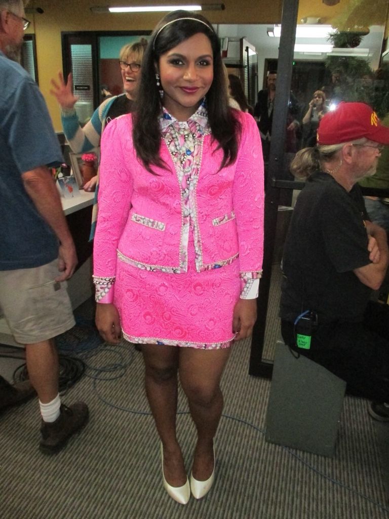 mindy kaling pink skirt suit 2016