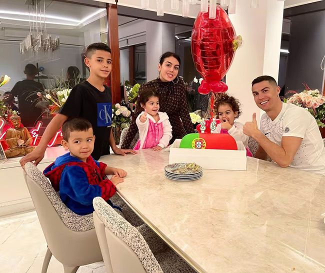 cristiano ronaldo and his family around marble dining table