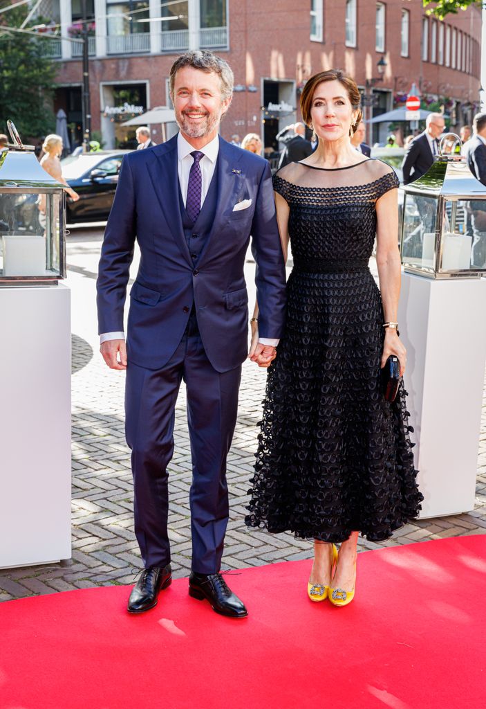 Frederik et Mary ont posé dehors sur le tapis rouge