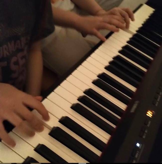 sarah jessica parker twins playing piano