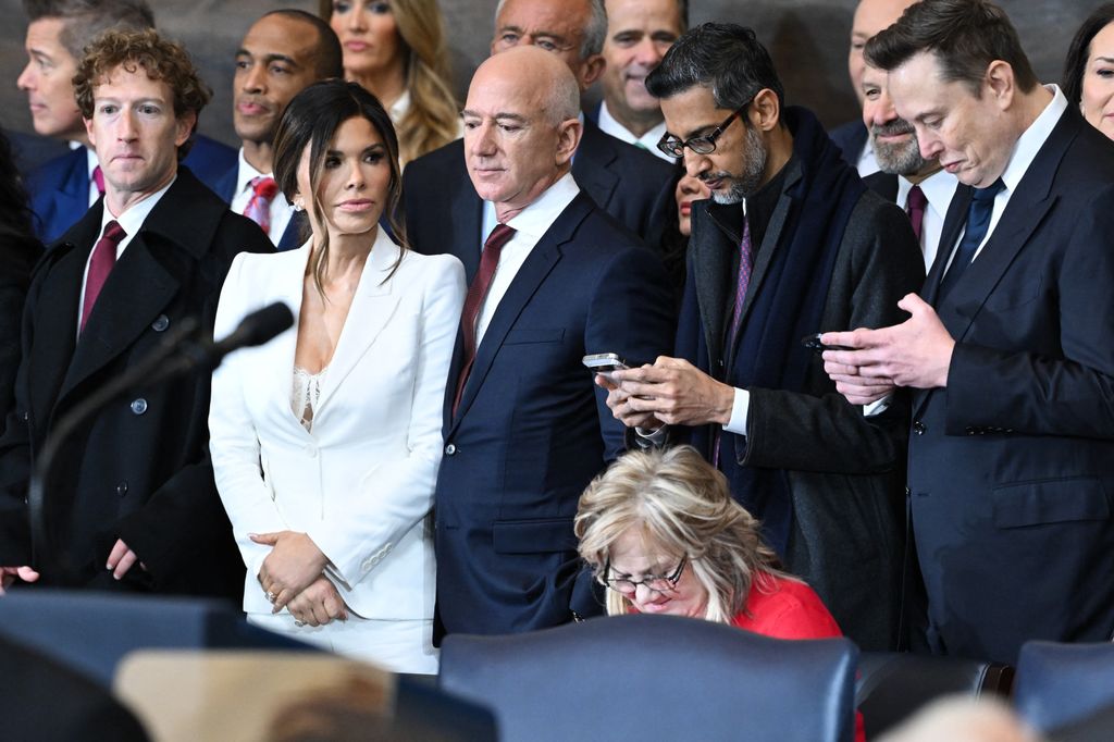 Lauren Sánchez trouxe roupas poderosas para a festa em um terninho branco com uma ousada blusa de renda aparecendo. A alfaiataria elegante e o decote profundo deram ao visual um toque ousado, enquanto seus brincos delicados o mantiveram elegante.