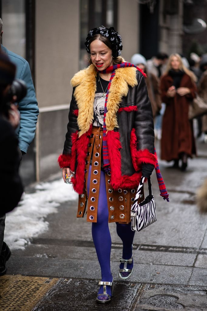 Un invité de la NYFW aperçu dans une tenue colorée dans la rue