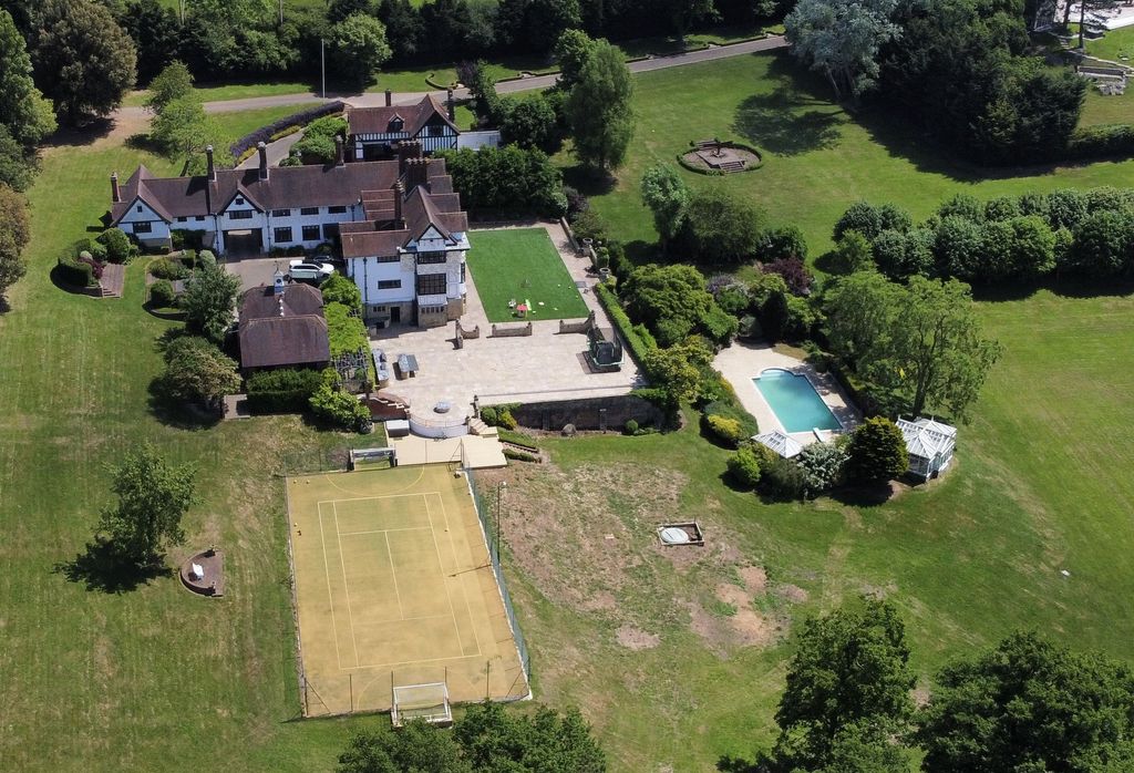 The Grade-II listed home where Rod Stewart lived with Penny until 2019