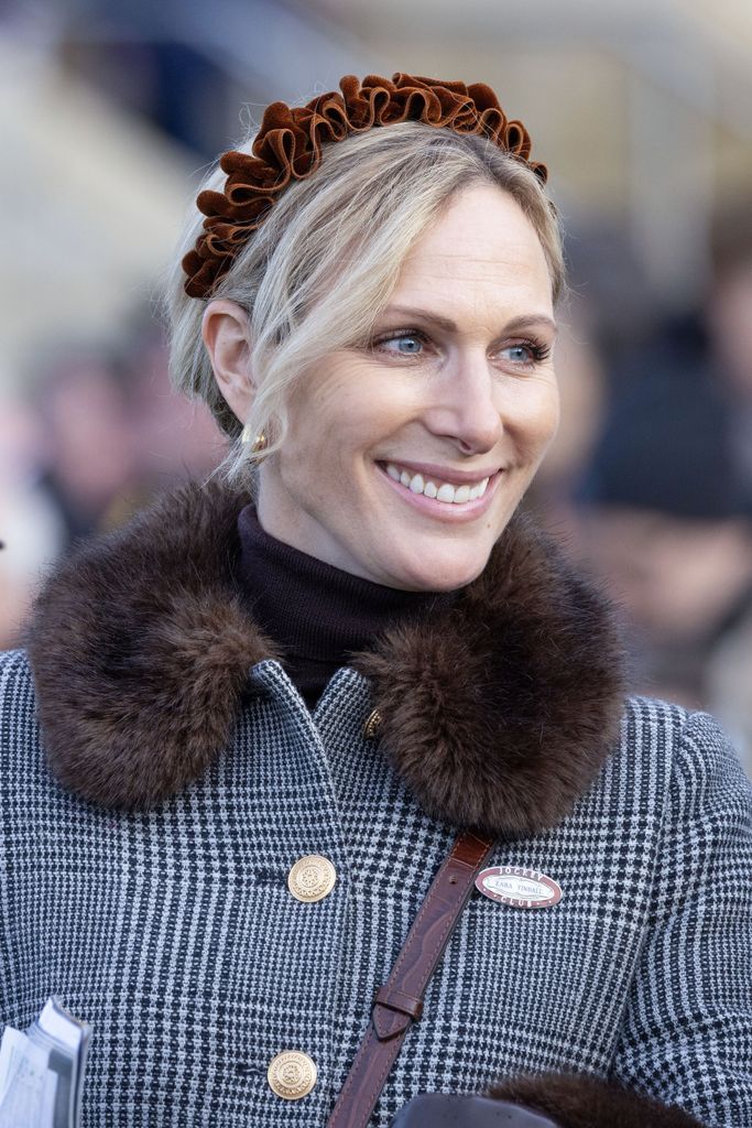 Zara Tindall mengenakan ikat kepala yang mengacak -acak oleh camilla rose millinery