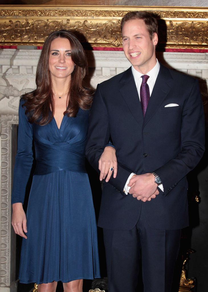   O Príncipe William e Kate Middleton posam para fotos de noivado nos Apartamentos de Estado do Palácio de St James em 16 de novembro de 2010 em Londres, Inglaterra. 