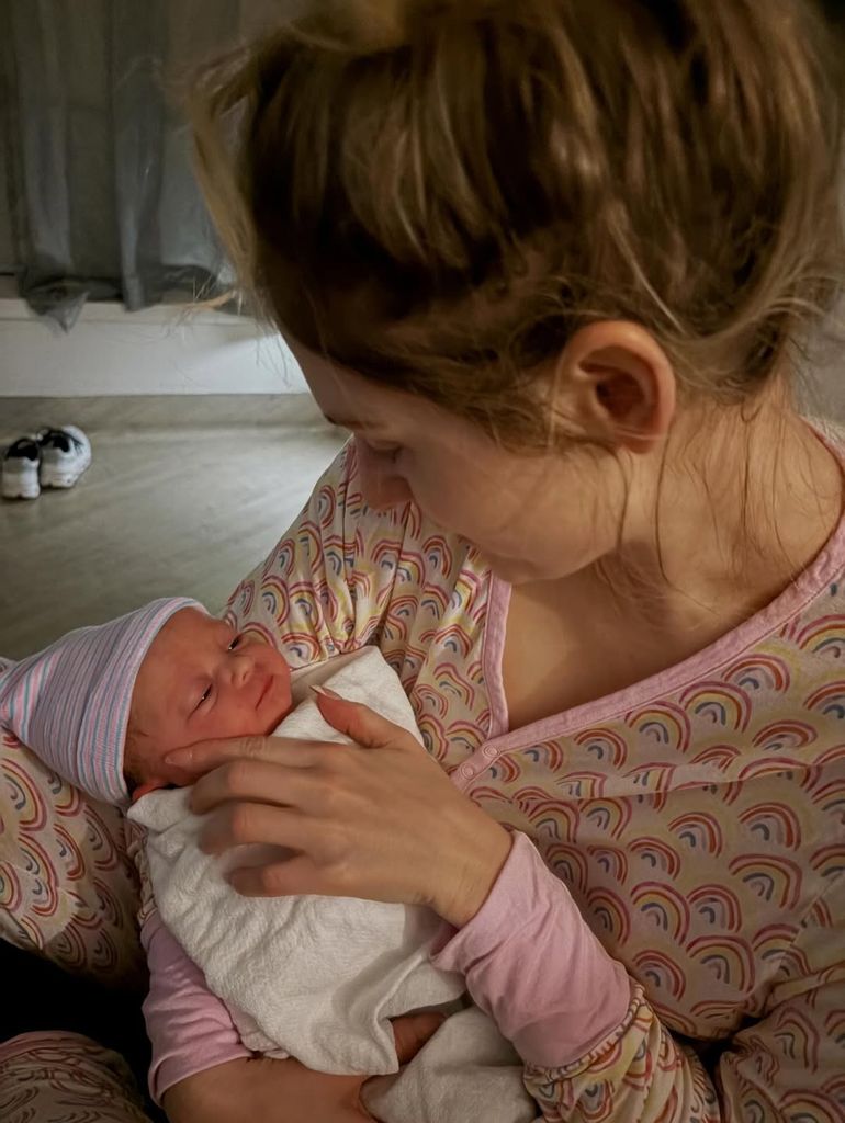 La dernière photo de l'alliance de Meghan Trainor confond sérieusement les fans dans une nouvelle mise à jour familiale 4 Meghan a accueilli Mikey via une mère porteuse en janvier