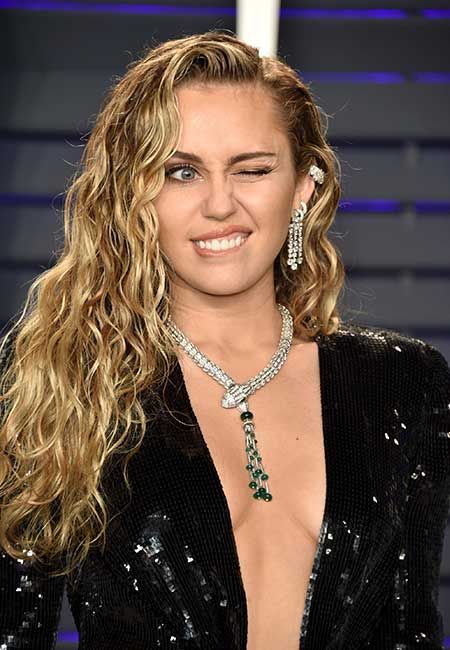 miley cyrus with big earrings