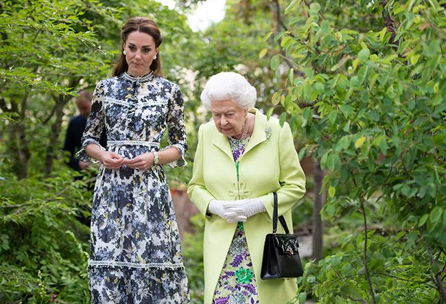 the queen with kate middleton at chelsea flower show