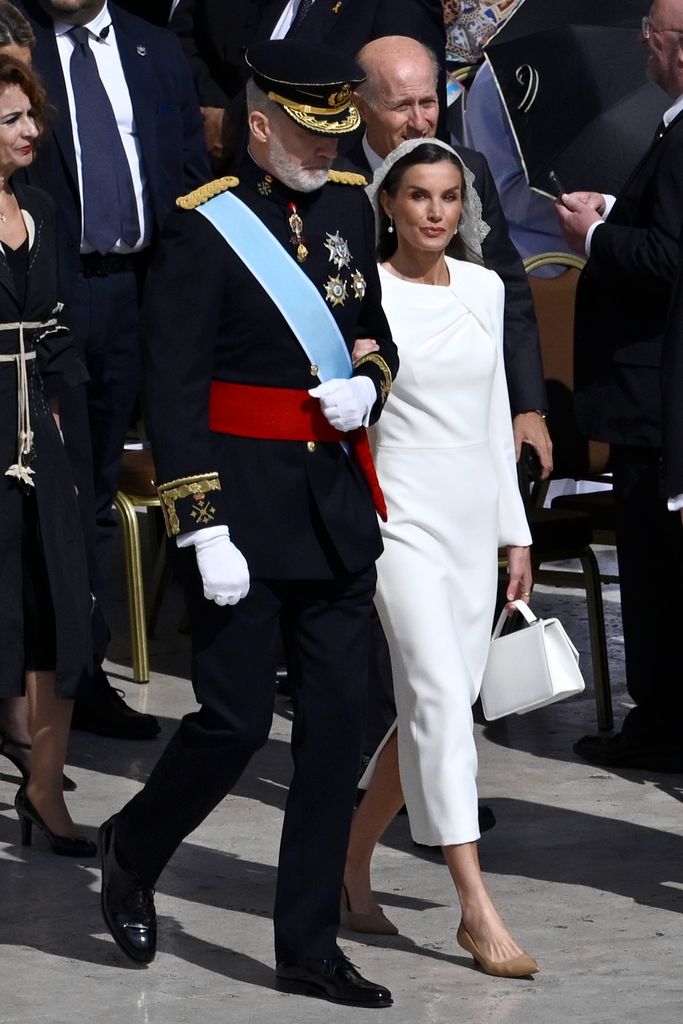 Rey Felipe VI de España y Popey Asia en España con un vestido formal