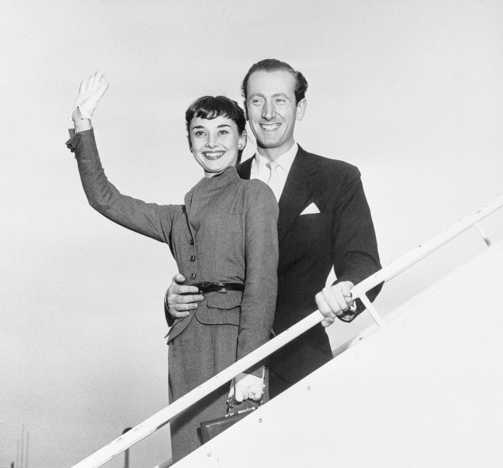 New York, aktris NY- film dan panggung Audrey Hepburn dan tunangannya James Hanson Smile secara luas pada saat kedatangan mereka dari Roma di Bandara Idlewild New York. Rencana mereka untuk menikah di London terganggu oleh jadwal syuting Miss Hepburn untuk sebuah film di Roma dan komitmen kontrak di AS, mereka berharap untuk menikah segera setelah jadwal mengizinkan. Tur perusahaan jalan raya "Gigi" akan membawa Miss Hepburn ke berbagai bagian negara.