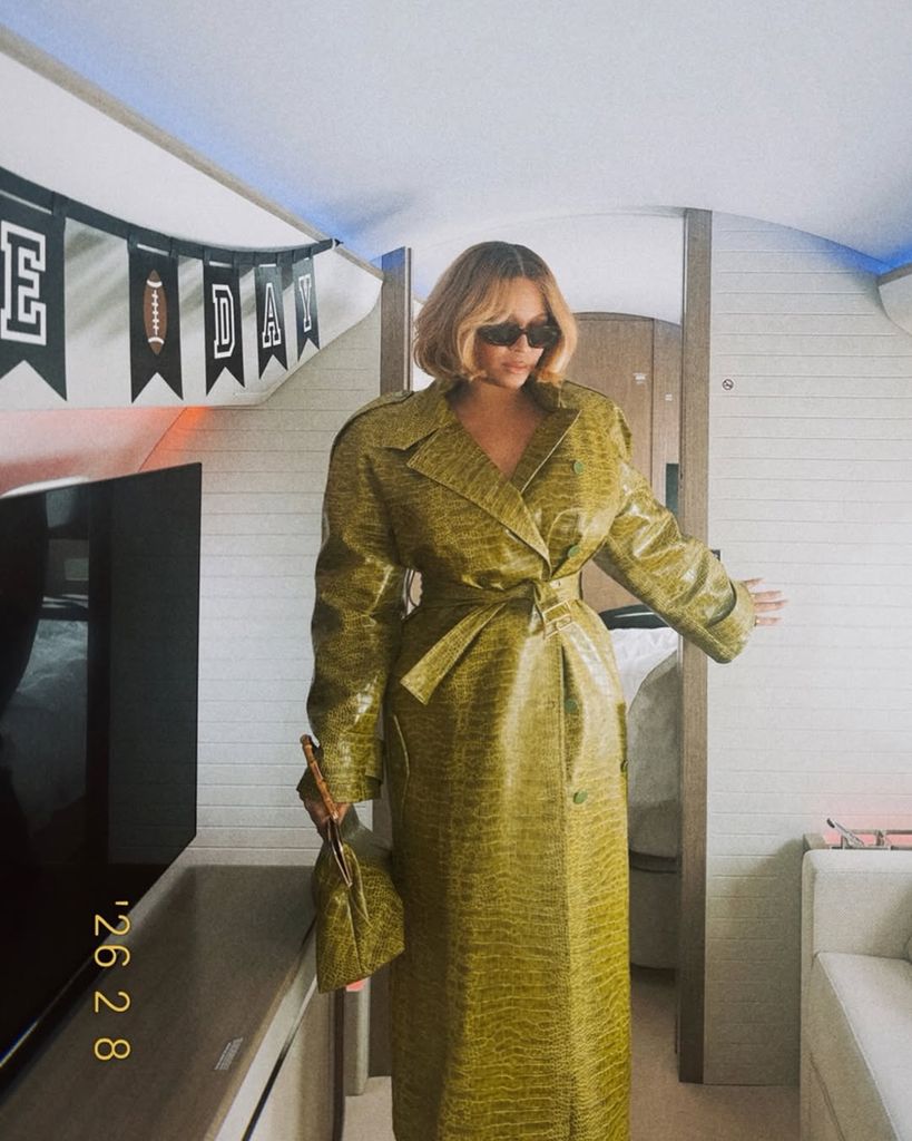 Une photo de Beyoncé portant un manteau vert avec une coiffure au carré