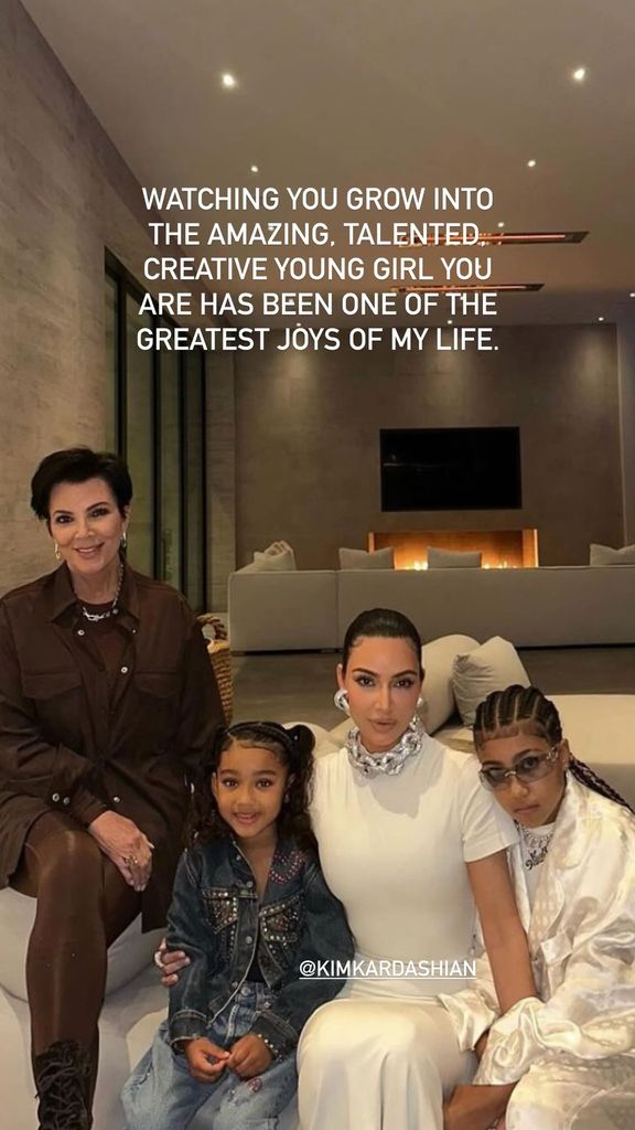   North West est assis avec sa maman Kim Kardashian, sa sœur Chicago et sa grand-mère Kris Jenner