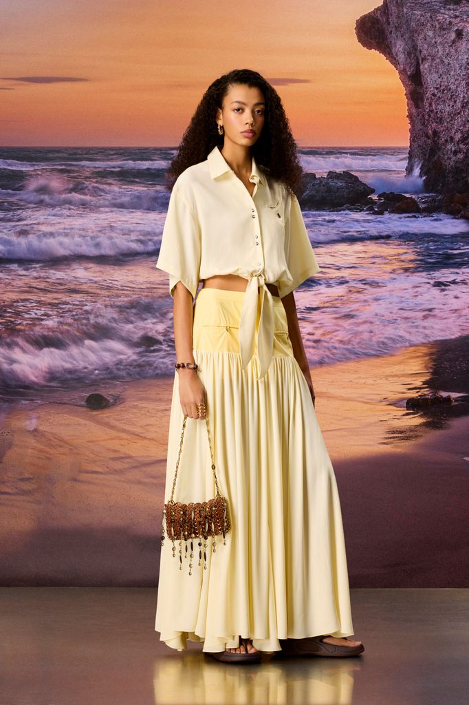 Ce maquillage « crédible » est votre mise à jour beauté printanière la plus flatteuse 2 Modèle en jaune avec fard à joues